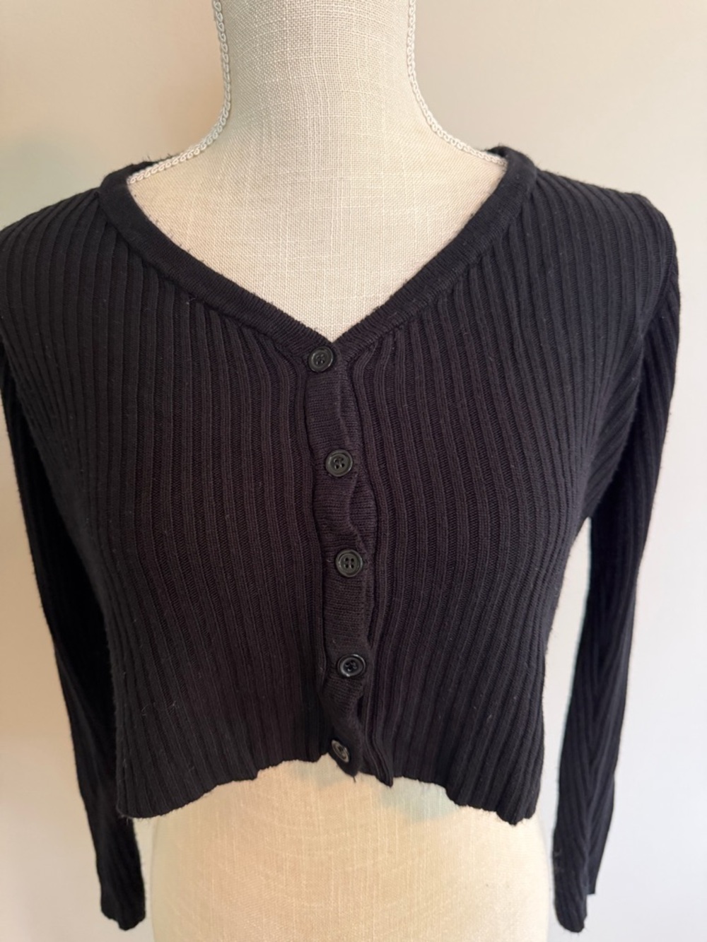 Cropped Black Ribbed Button-Up Cardigan - Picture 4 of 8